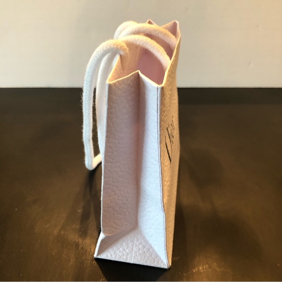 DIOR small textured white paper shopping bag - Picture 5 of 9